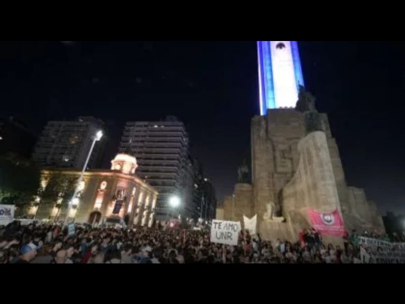 Rosario: La concentración se hizo en Plaza San Martín y, desde ahí, partió una movilización que se dirigió hacia el Monumento a la Bandera, que tuvo su núcleo en la Federación de Estudiantes Universitarios..