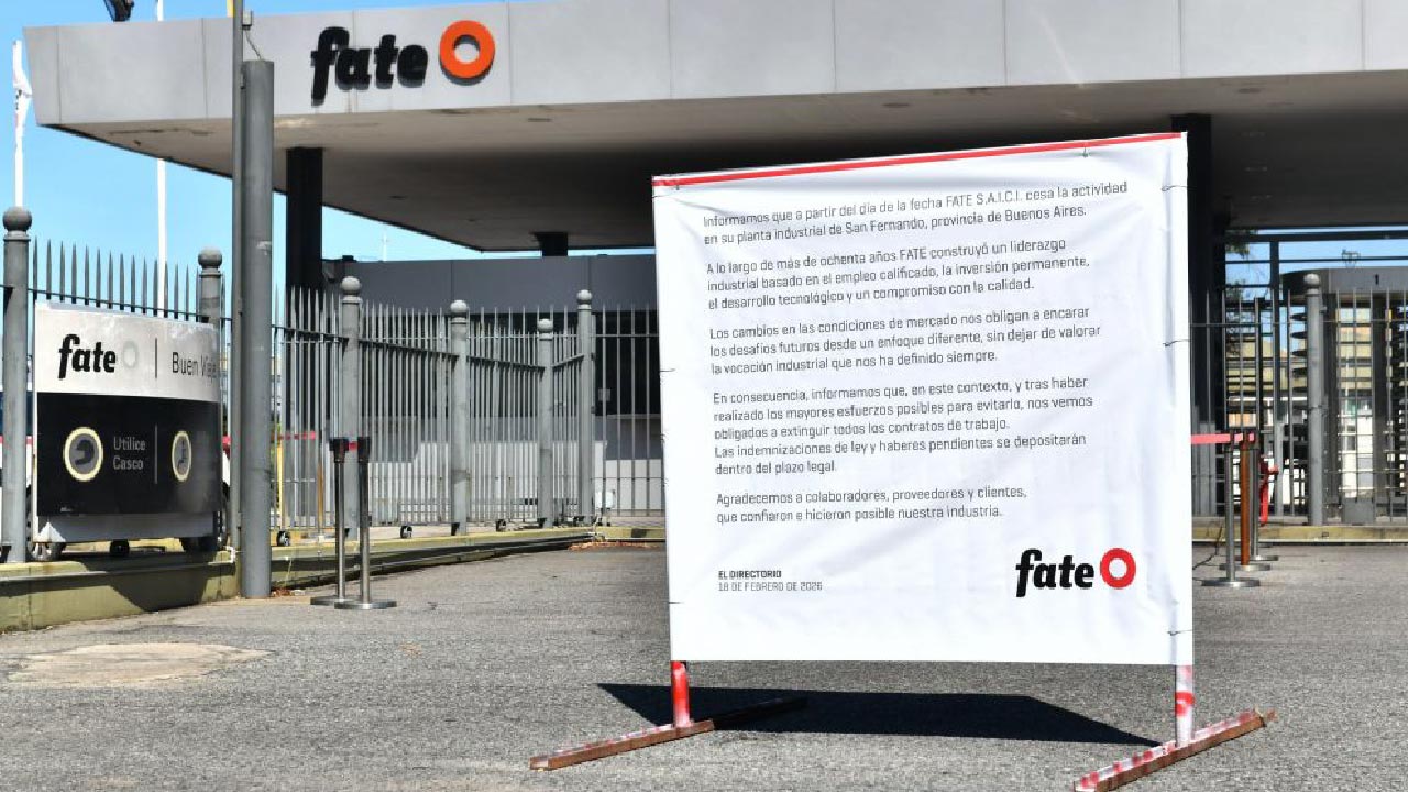 Cierre y despidos en FATE como antesala de la votación por la Reforma Laboral