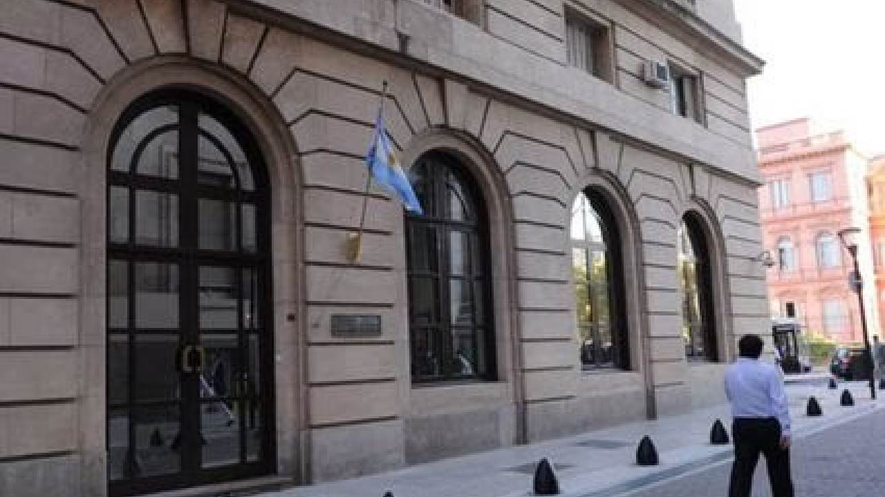 Espionaje y represión, la receta de Milei para 2026