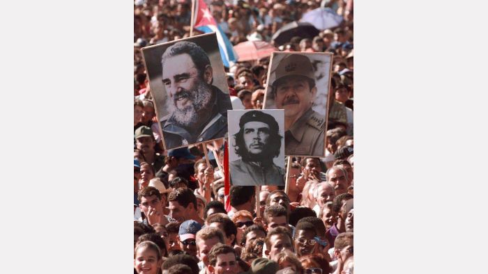 Fidel Castro, Raúl Castro y El Che Guevara, en una movilización popular