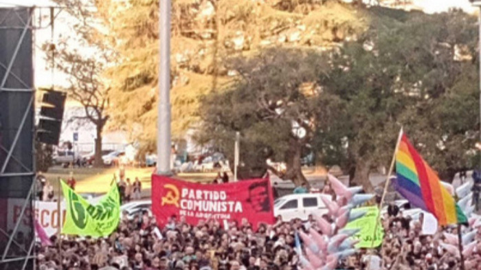 Rosario I: banderas rojas en el corazón de la marcha.