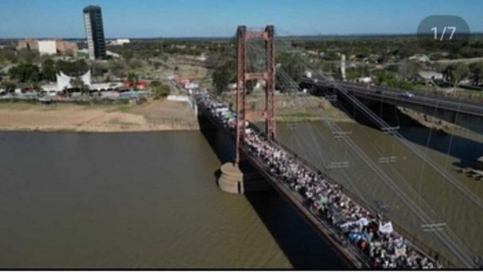 Santa Fe: los manifestantes cruzan el puente colgante.