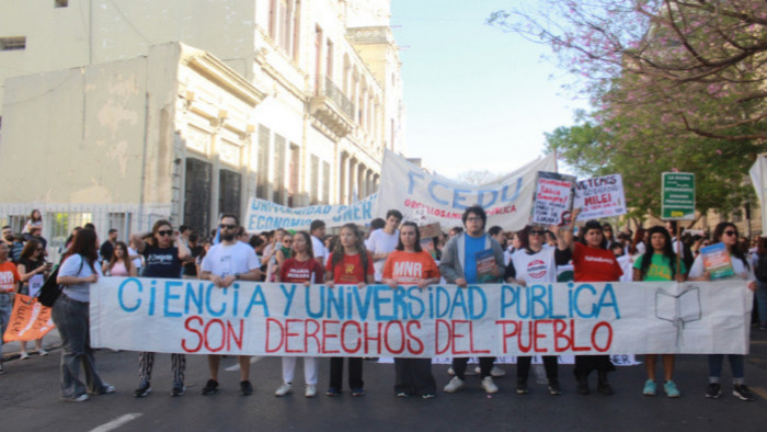 Gualeguaychú: cientos de personas se movilizaron por la Marcha Universitaria, junto a organizaciones de docentes, estudiantes, sociales y políticas, entre ellas el PC.