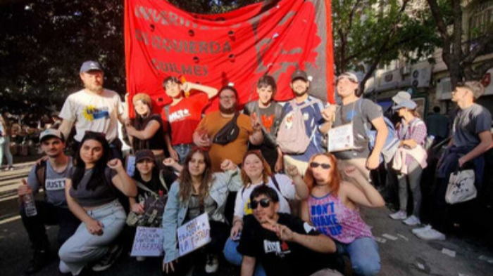 UnQui: los pibes del MUI de la Universidad Nacional del Quilmes también movilizaron hacia la Plaza del Congreso.