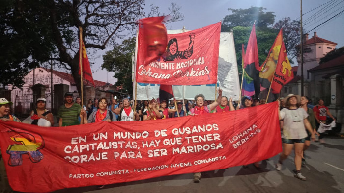 Diana y Loaha: con sus banderas en alto se marchó contra los travesticidios.