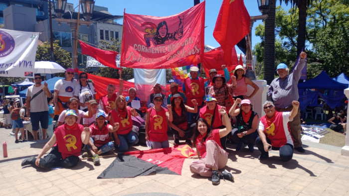 Puños en alto: la ciudad de San Salvador se vistió de banderas rojas que fueron enarboladas orgullosamente por las camaradas.