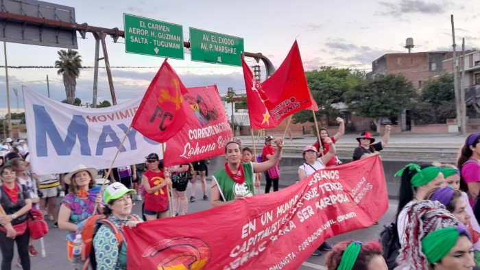 Marcha I: banderas rojas, pañuelos verdes, de lienzo blanco en tu corazón.