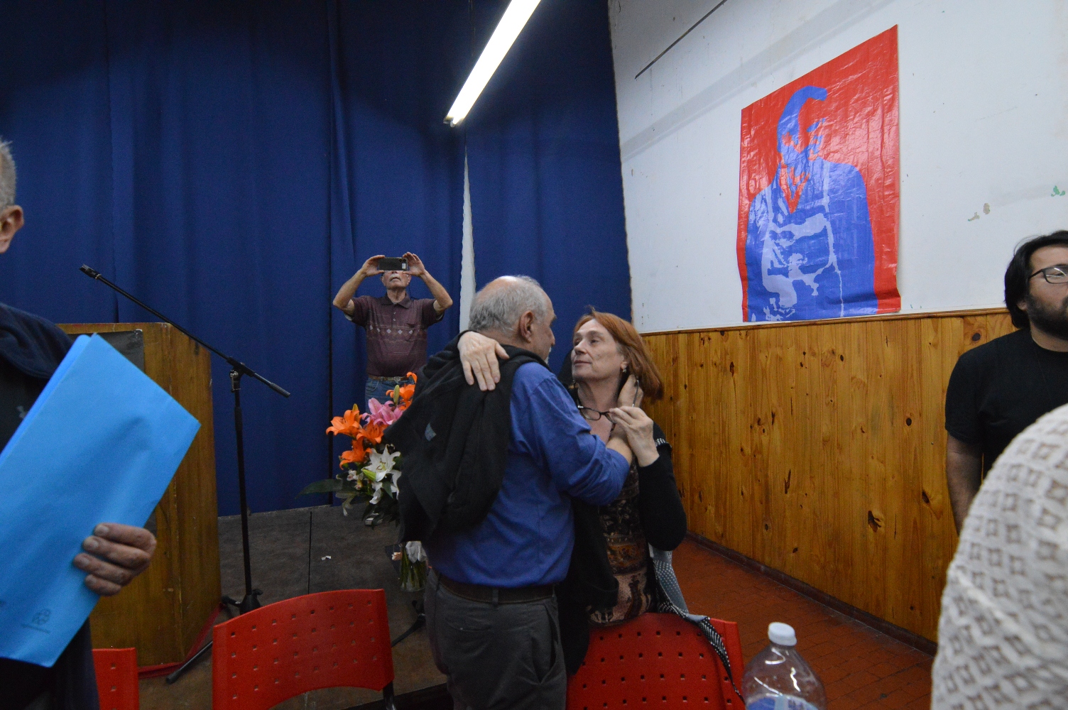 El momento: recién elegido secretario general del PC, Jorge Alberto Kreyness, recibe el saludo de su compañera, Silvia Font.