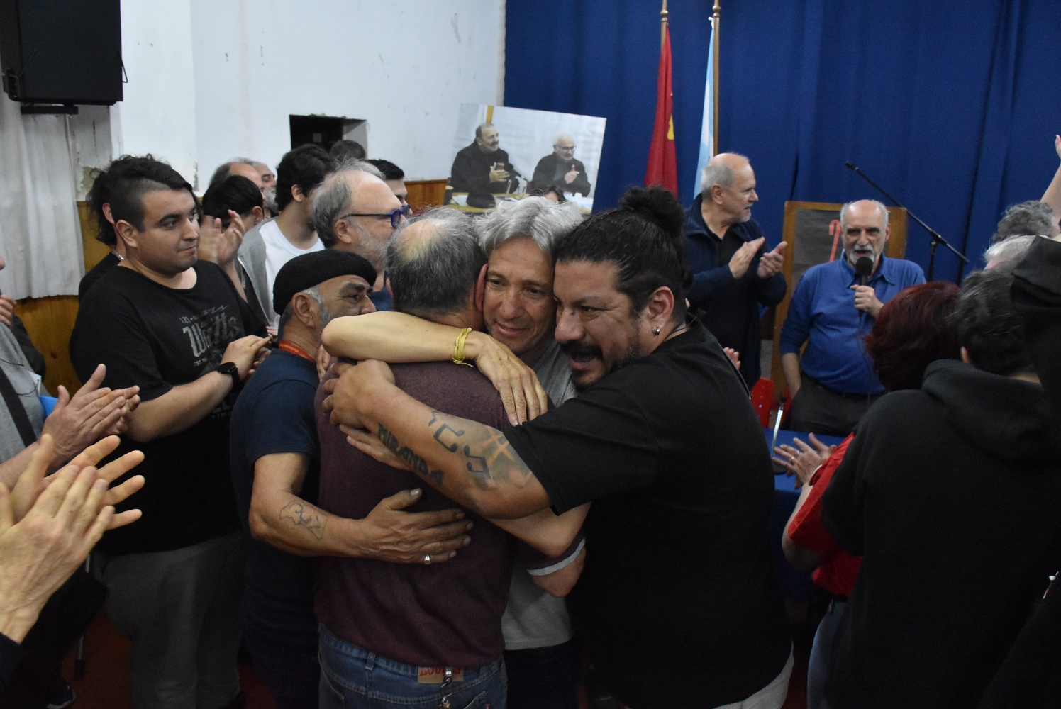 Abrazo fraterno: fueron tres días de intensos debates, pero también de reencuentros y confraternidad entre camaradas.